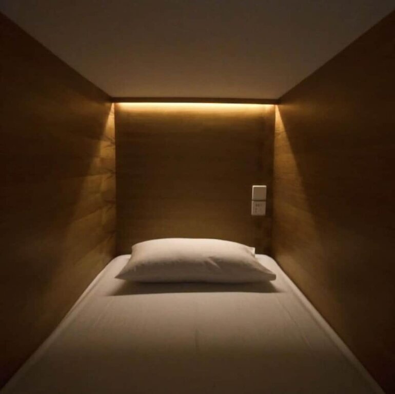 Кровать в общем номере Bamba Capsule Hotel