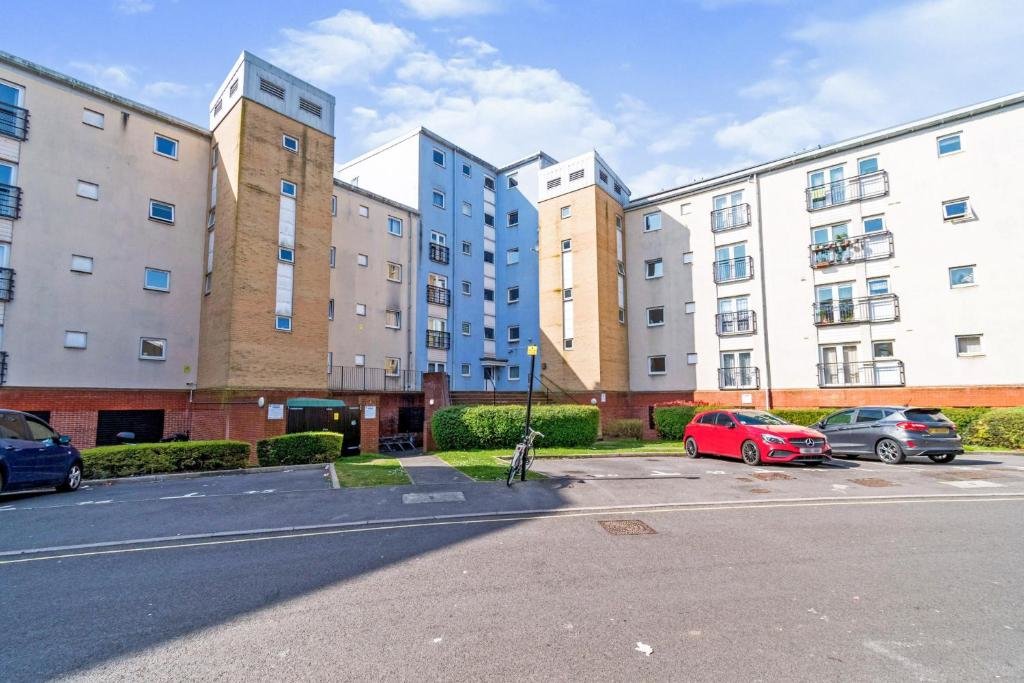 Apartment BEST PRICE!Superb City Centre 2bd Apartment, 1 Double bed, 2 Singles or Superking, Sofabed, Smart TV & FREE SECURE PARKING