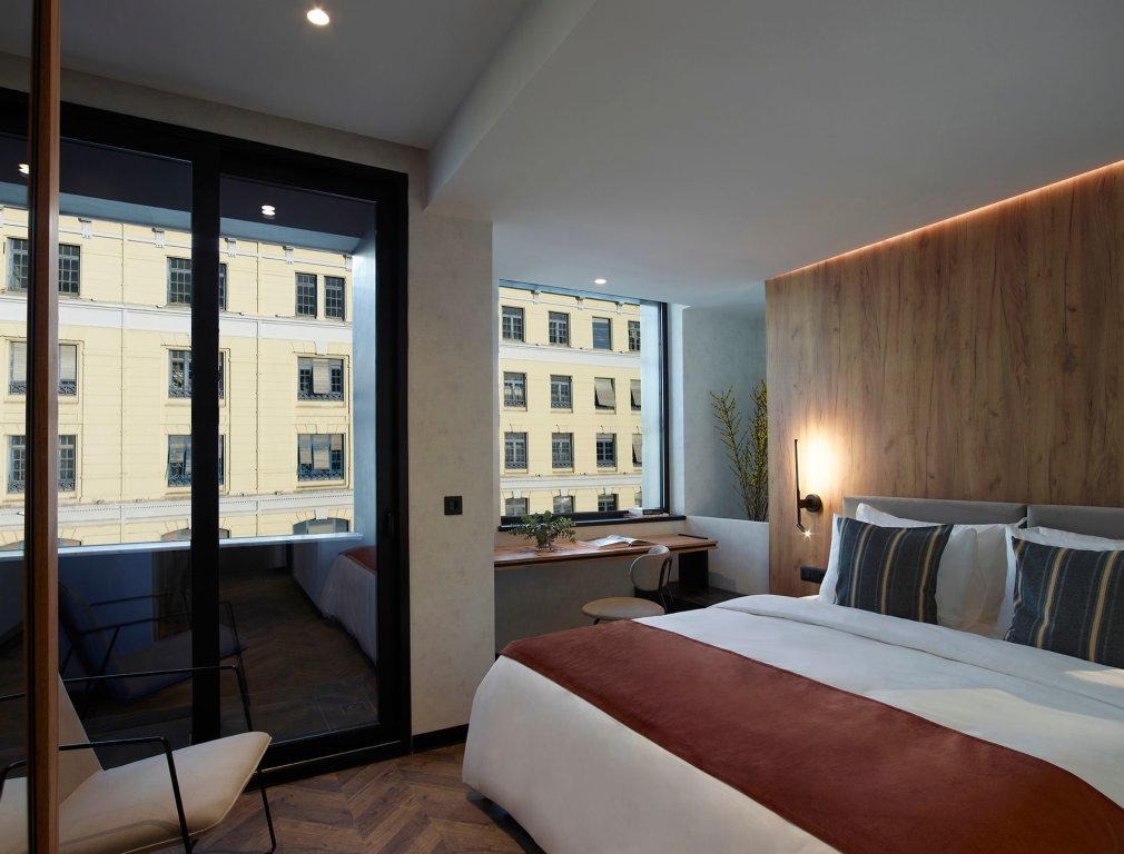 Camera doppia Standard con balcone e con parziale vista mare The Port Square Hotel