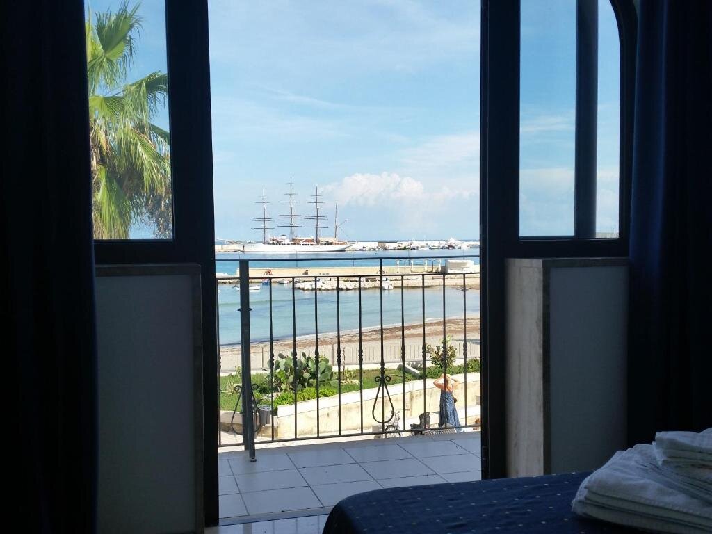 Двухместный номер Deluxe с балконом и с видом на море Hotel Profumo Di Mare