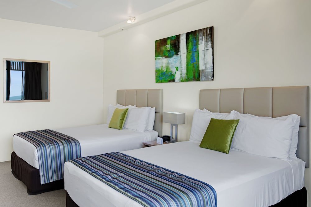 Habitación cuádruple Estándar con balcón y con vista a la montaña Rydges Esplanade Resort Cairns