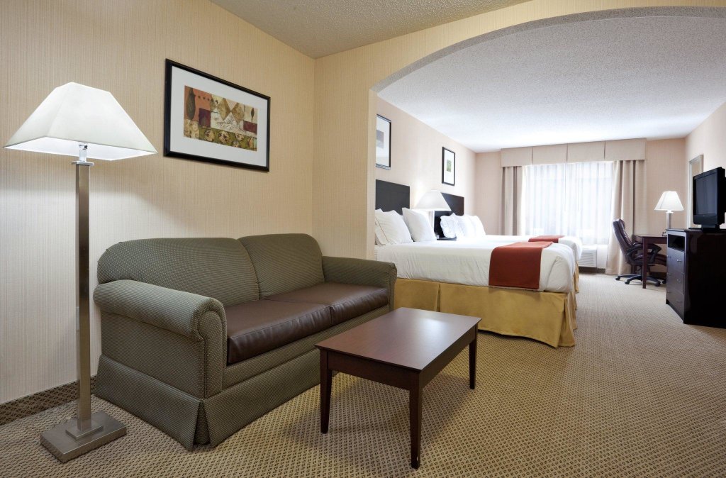 Четырёхместный люкс Holiday Inn Express Hotel & Suites Tipp City, an IHG Hotel