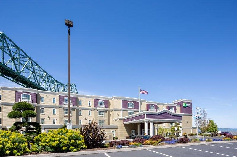 Кровать в общем номере Holiday Inn Express Hotel & Suites Astoria, an IHG Hotel