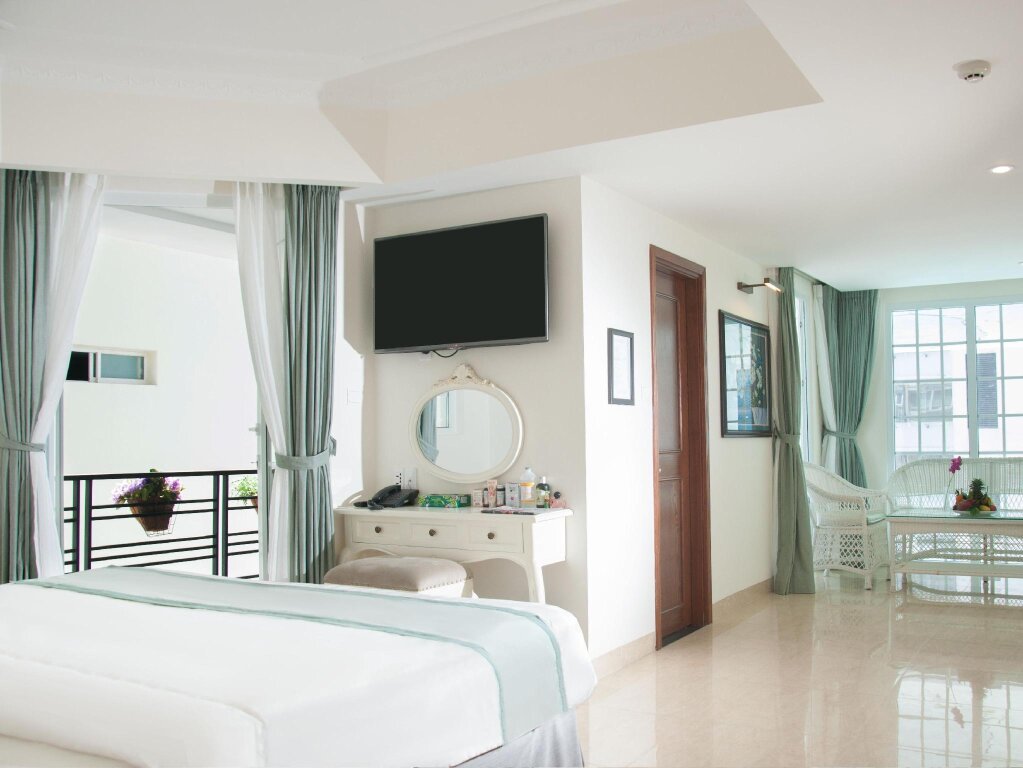 Люкс с красивым видом из окна Pavillon Garden Hotel & Spa Nha Trang