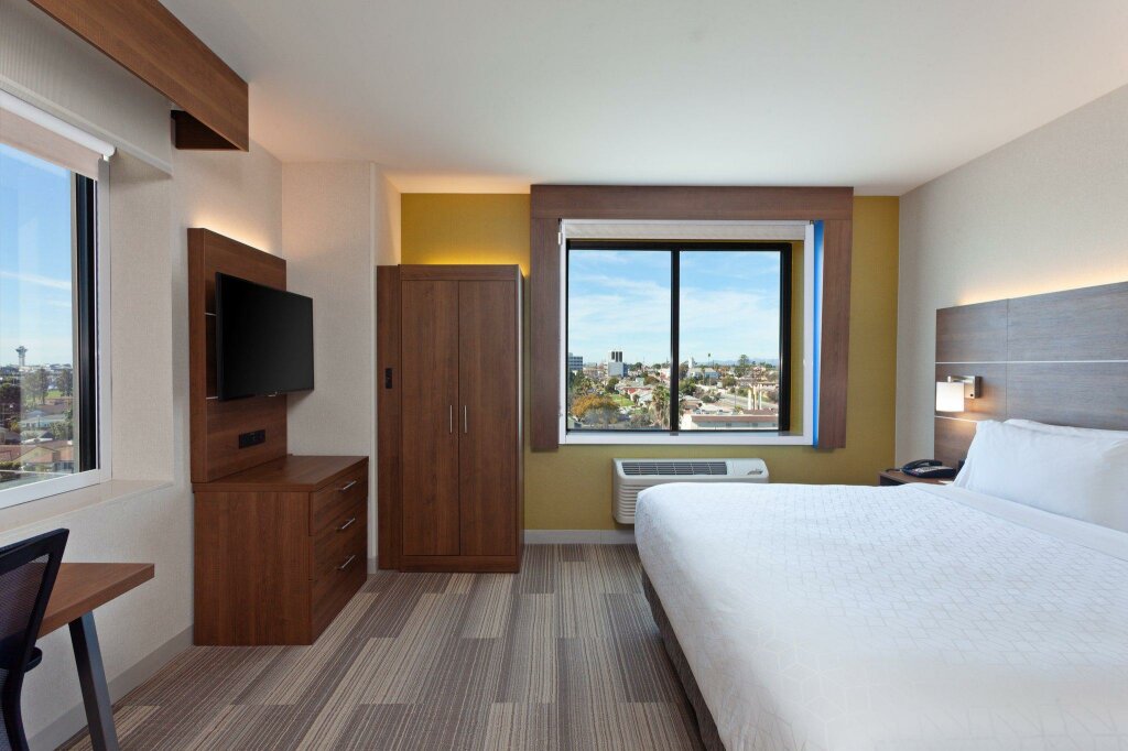 Double Suite Holiday Inn Express Los Angeles LAX Airport, an IHG Hotel