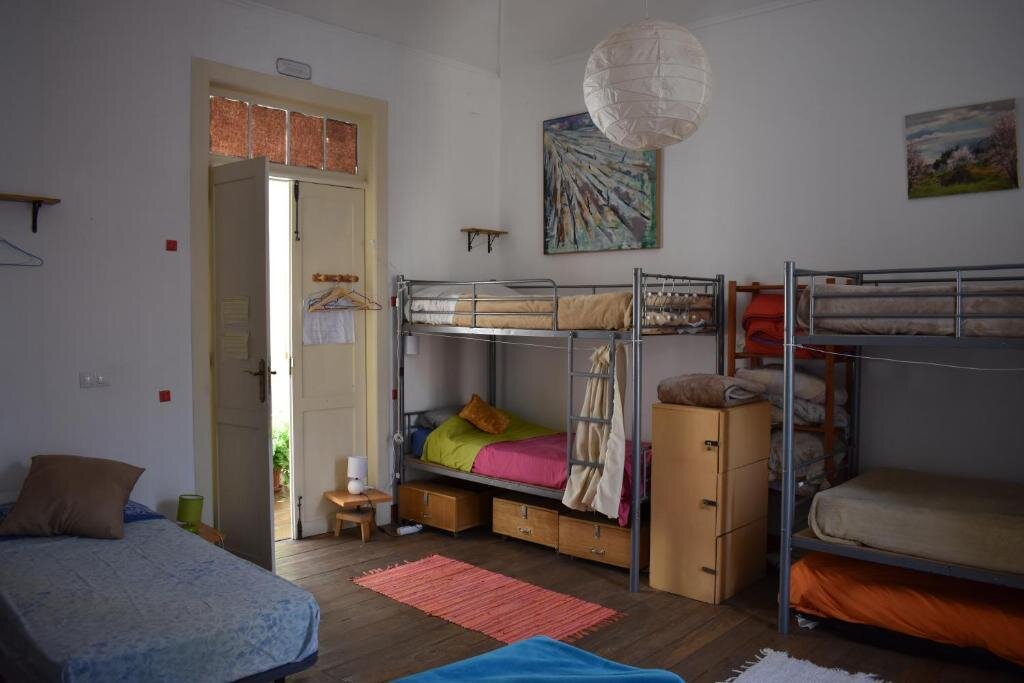 Кровать в общем номере Hostel Albergue La Casa Encantada