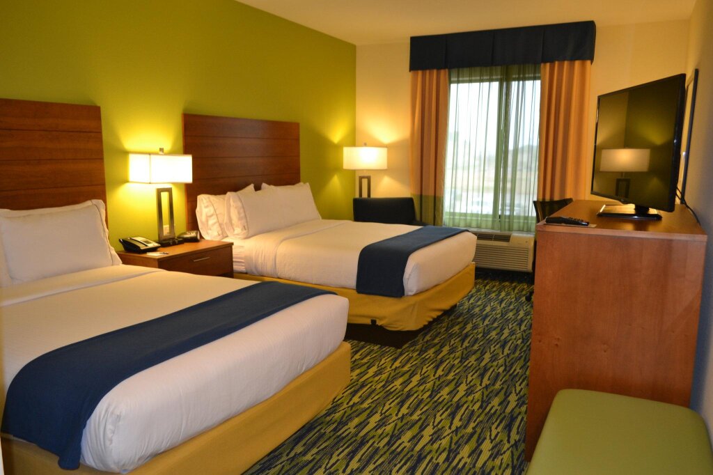 Четырёхместный номер Standard Holiday Inn Express & Suites Midland South I-20, an IHG Hotel