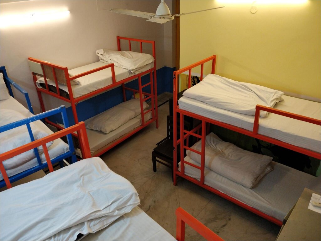 Кровать в общем номере с балконом Live Free Hostel Rishikesh