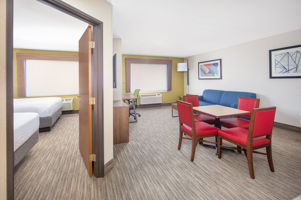 Suite 1 camera da letto Holiday Inn Express Hotel & Suites Bishop, an IHG Hotel