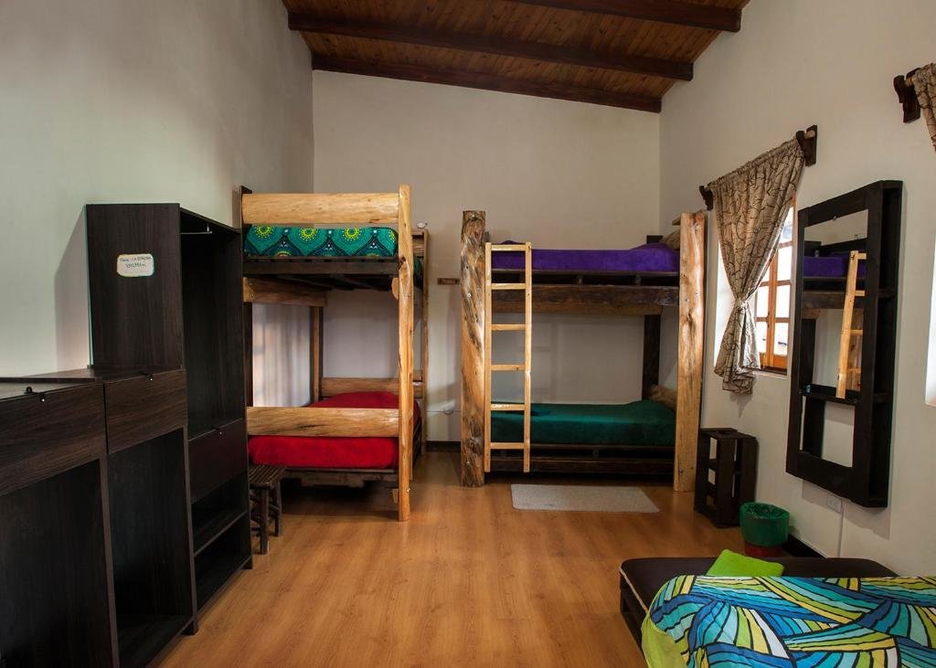 Кровать в общем номере Casa Hospedaje La Bohemia