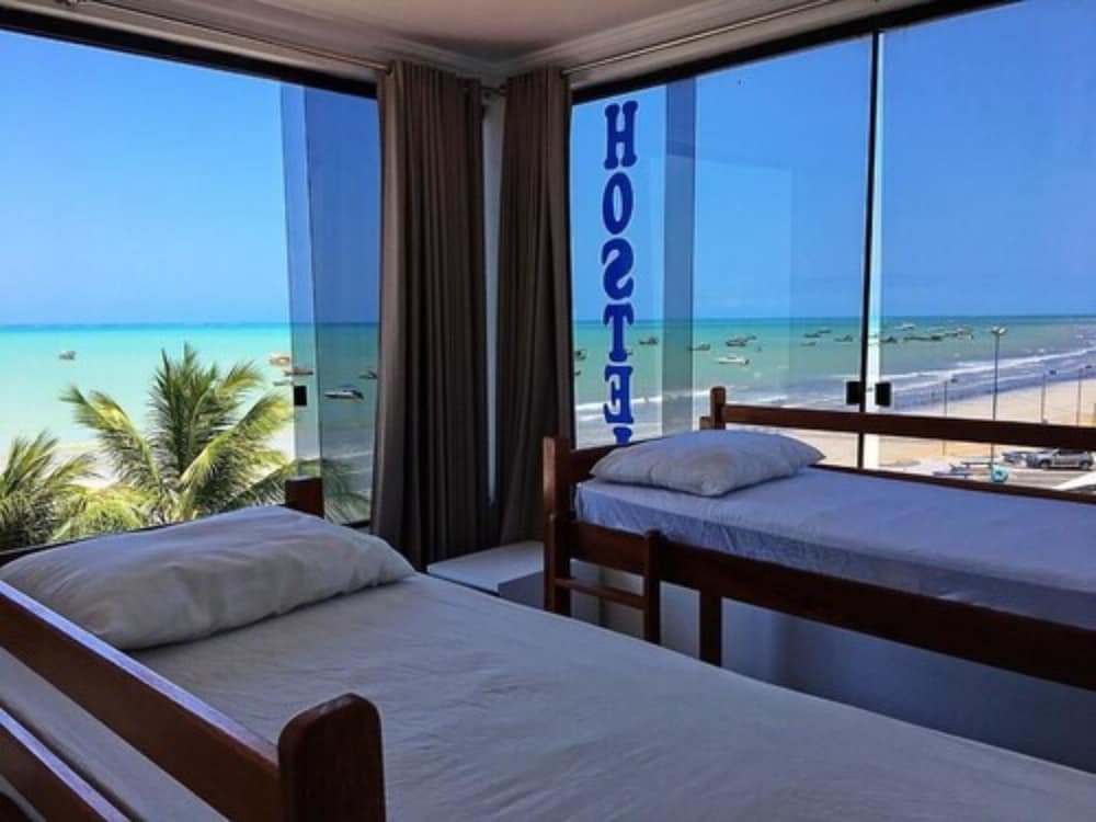 Кровать в общем номере beachfront Maraga Beach Hostel