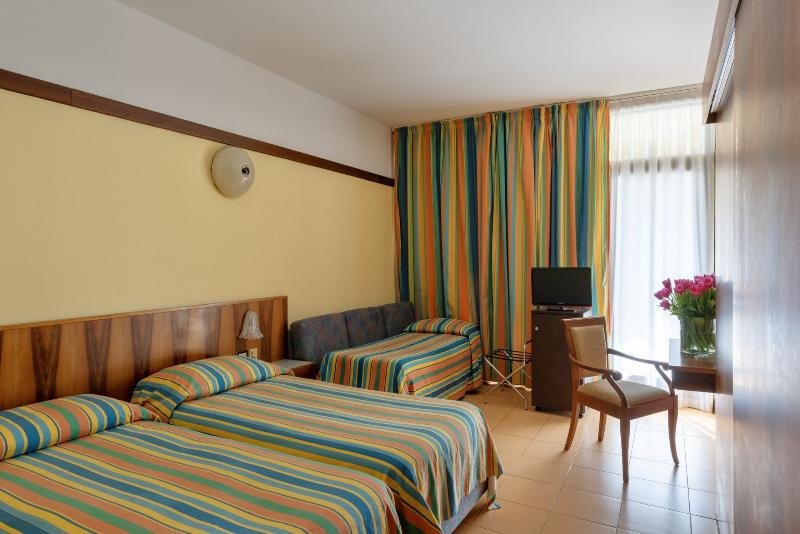 Standard Triple room with balcony Sport Hotel Olimpo