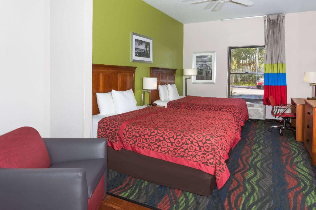Четырёхместный люкс c 1 комнатой Days Inn & Suites by Wyndham Fort Myers Near JetBlue Park