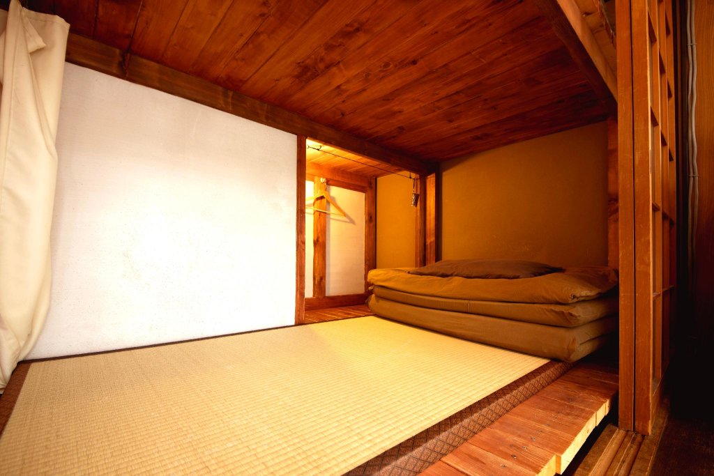 Кровать в общем номере Guesthouse Yululu