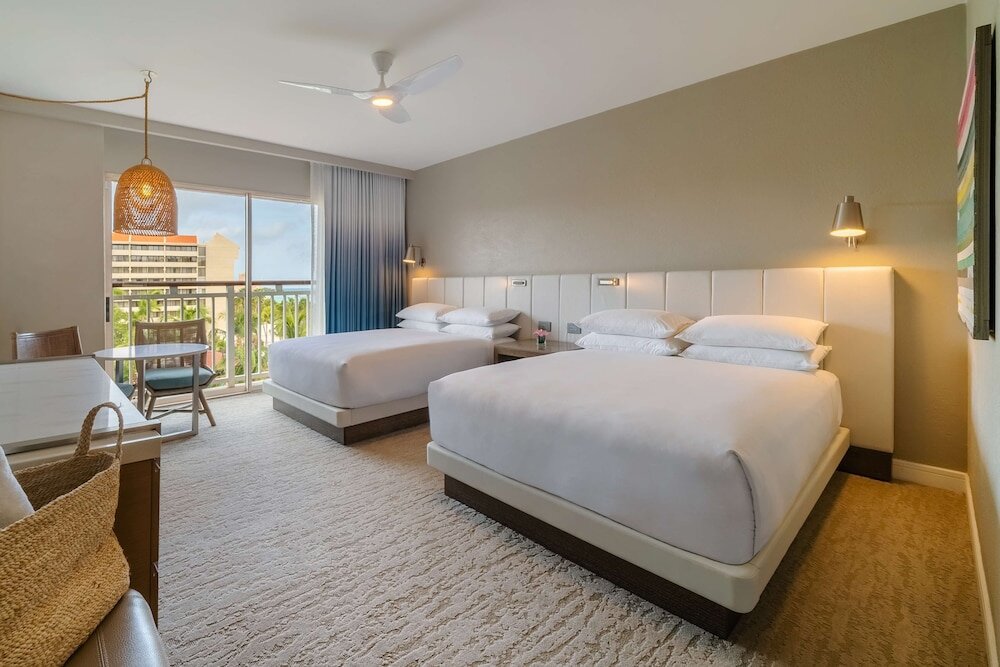 Четырёхместный номер Standard с красивым видом из окна Hyatt Regency Aruba Resort & Casino