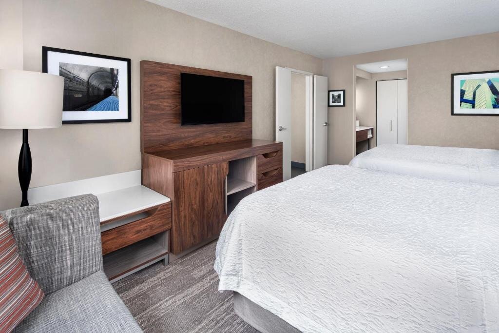 Четырёхместный люкс c 1 комнатой Hampton Inn & Suites Chicago-Downtown
