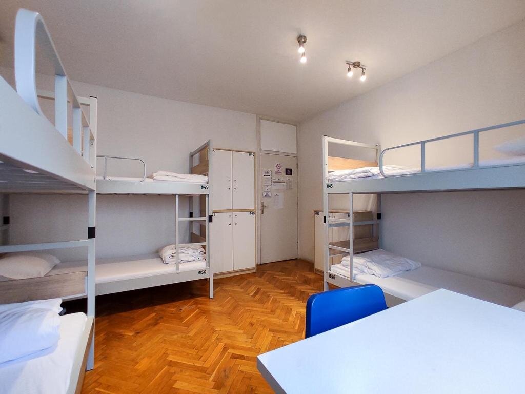 Кровать в общем номере (женский номер) Whole Wide World Hostel