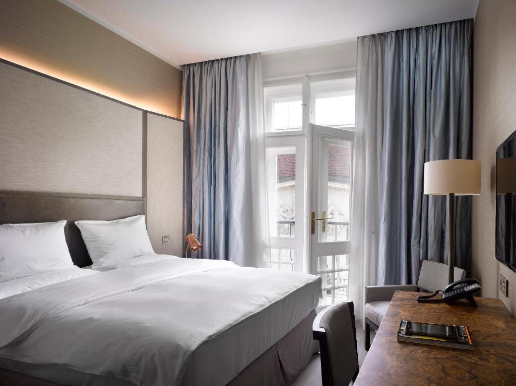 Двухместный номер Deluxe с балконом The Emblem Prague Hotel - Preferred Hotels & Resorts