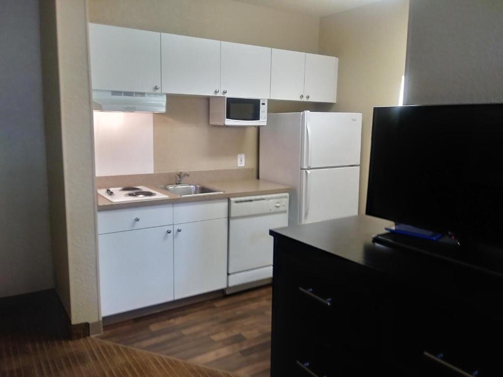 Deluxe studio Extended Stay America Suites - Raleigh - RTP - 4919 Miami Blvd