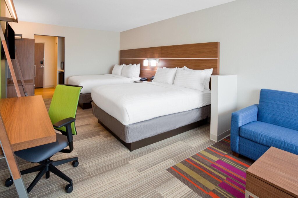 Четырёхместный люкс Holiday Inn Express and Suites Des Moines Downtown, an IHG Hotel