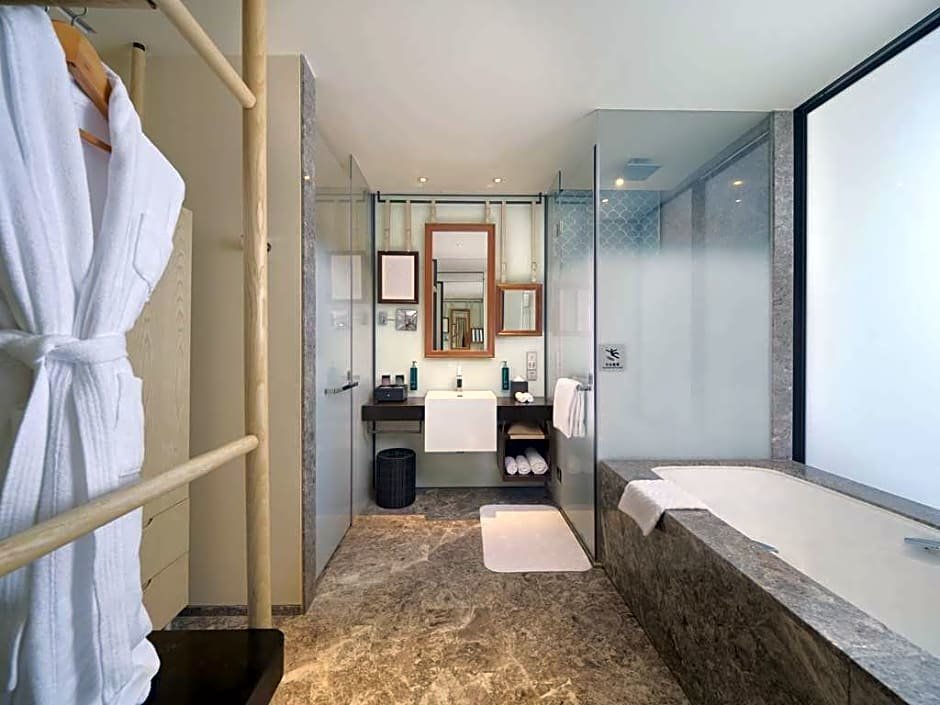 Deluxe Double room with balcony Hilton Dalian Golden Pebble Beach Resort