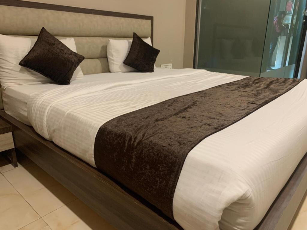 Кровать в общем номере Hotel Merakee - Near Dahisar Mira Road Mumbai