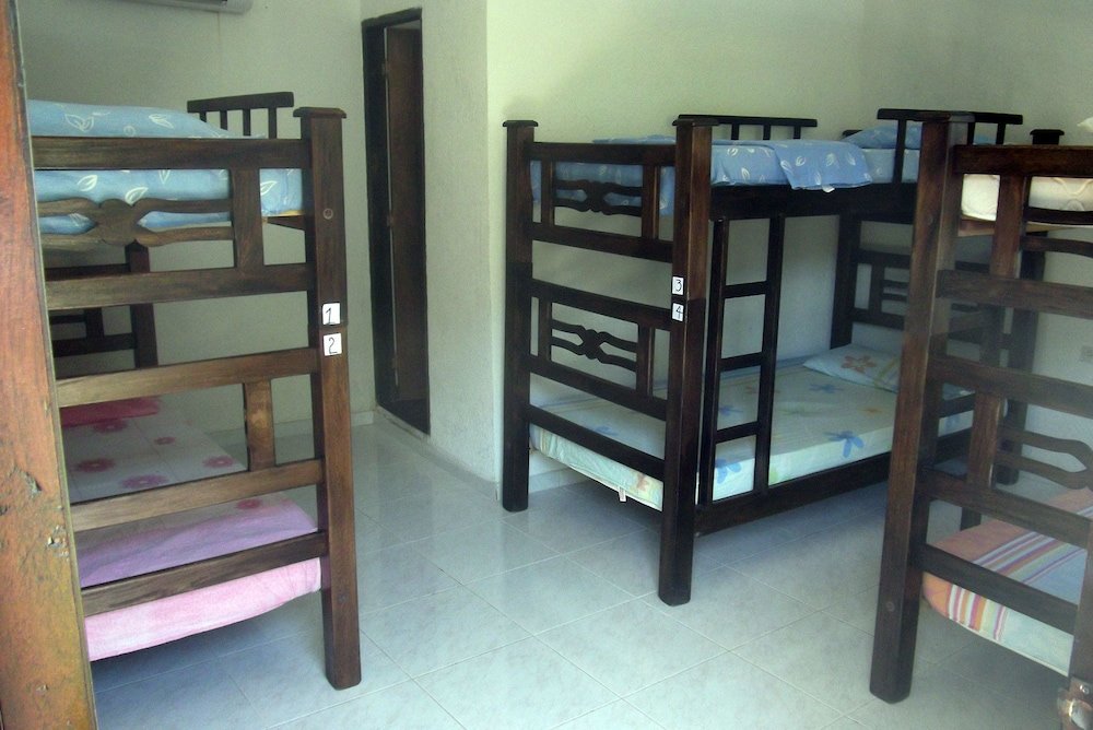 Кровать в общем номере La Masia Summer Hostel
