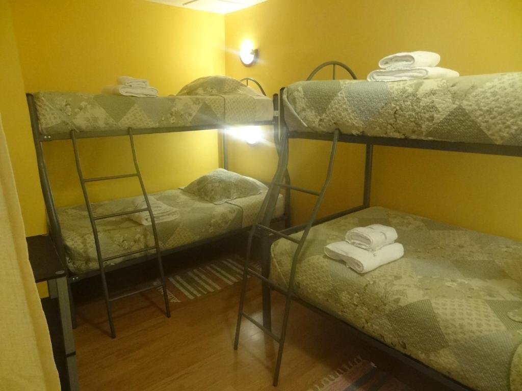 Кровать в общем номере Hostal Kirckir