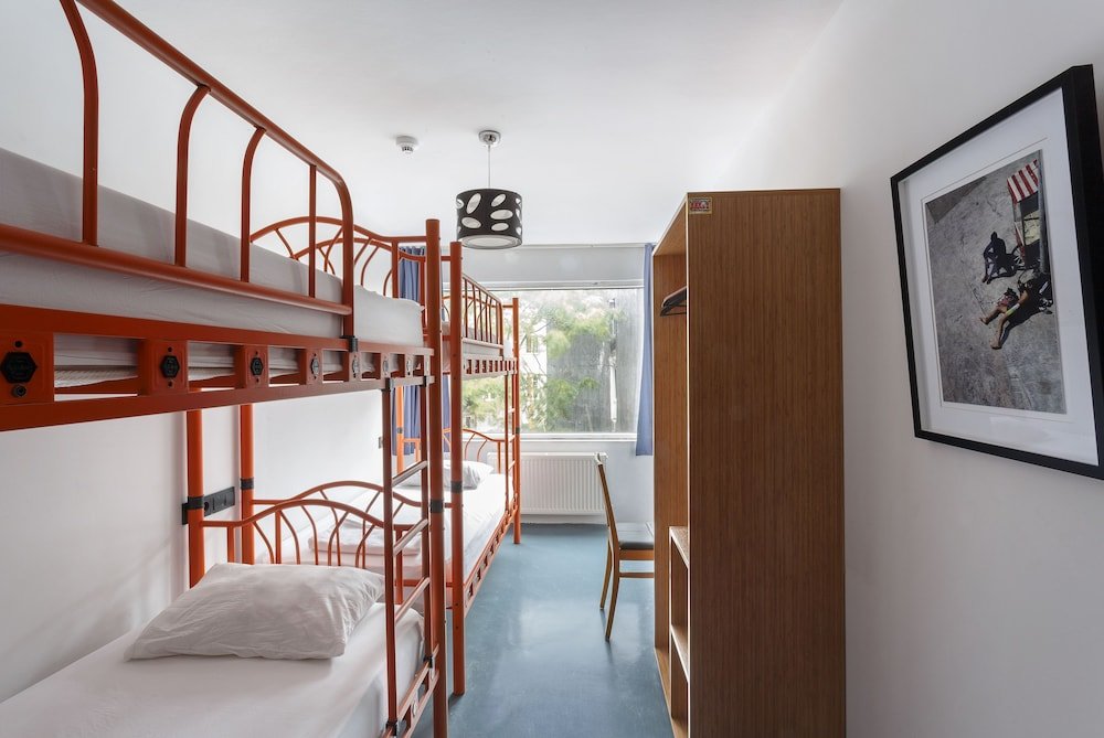 Bett im Wohnheim (Männerwohnheim) mit Stadtblick The Room Hostel Moda