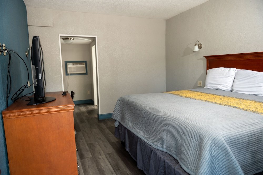 Standard room Riverside Inn and Suites