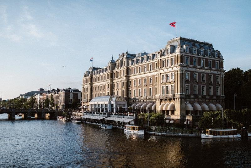 Cama en dormitorio compartido con vista al río InterContinental Amstel Amsterdam, an IHG Hotel