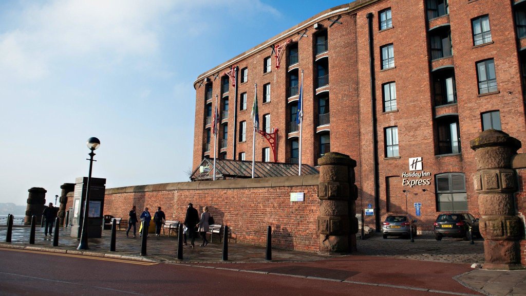 Кровать в общем номере Holiday Inn Express Liverpool-Albert Dock, an IHG Hotel