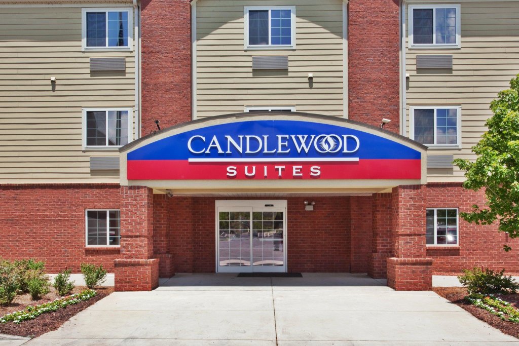 Кровать в общем номере Candlewood Suites-Augusta, an IHG Hotel
