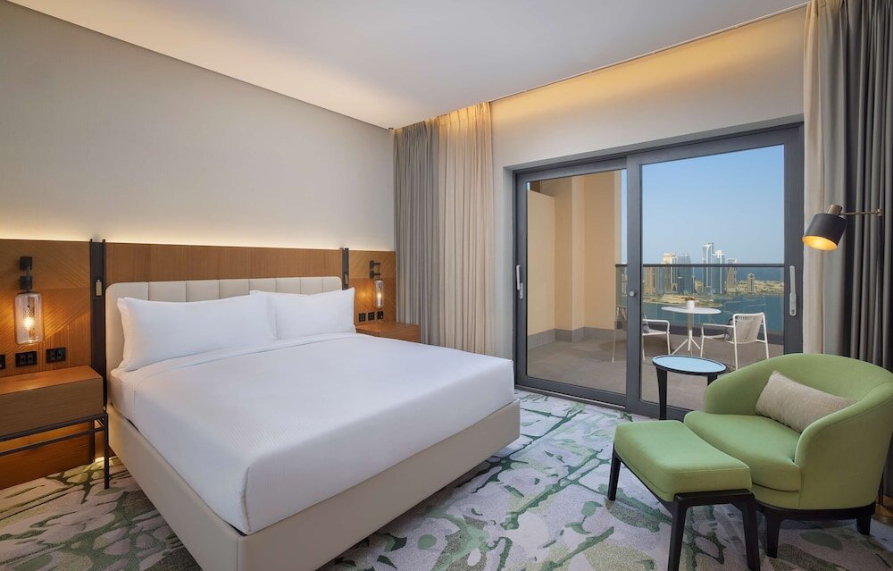 Двухместный номер Premium с балконом и с видом на воду DoubleTree by Hilton Sharjah Waterfront Hotel And Residences