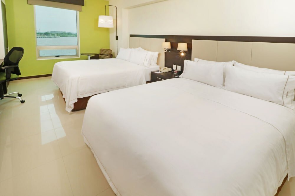 Четырёхместный номер Standard Holiday Inn Express - Tuxpan, an IHG Hotel