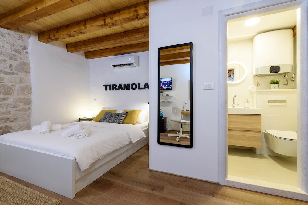 Camera Deluxe Apartments & Rooms Tiramola - Old Town