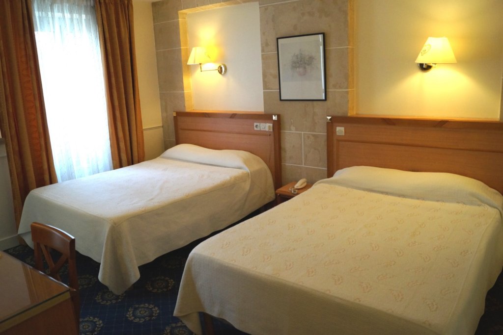 Кровать в общем номере Hotel Havane Opera