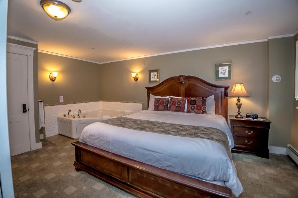 Люкс Deluxe Cranmore Inn and Suites, a North Conway boutique hotel