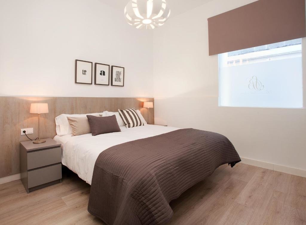 1 Bedroom Basement Apartment Click&Flat Seneca Suites