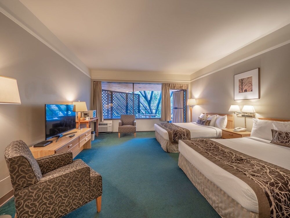 Standard Quadruple room with balcony Cedars Inn Hotel & Convention Center