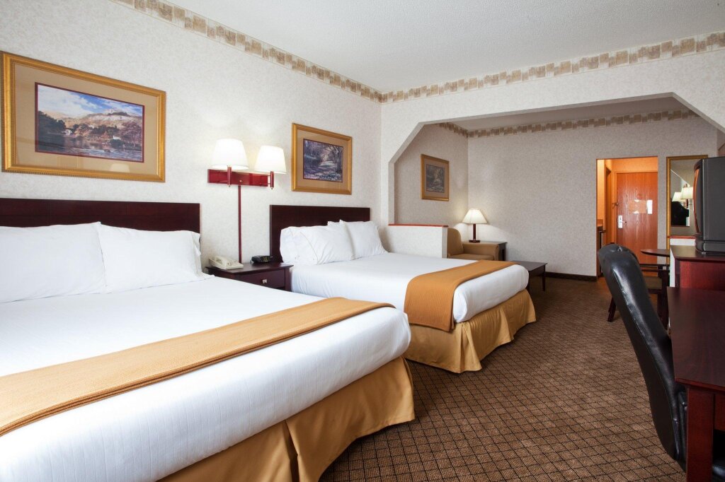 Четырёхместный номер Standard Holiday Inn Express Hotel & Suites Hiawassee, an IHG Hotel