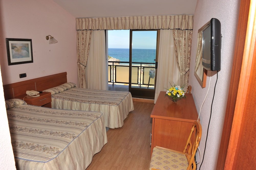 Standard triple chambre avec balcon et Vue mer Hotel Alfar
