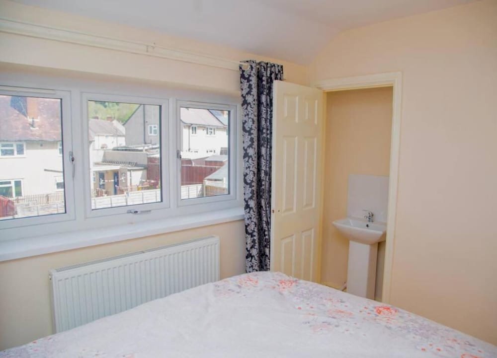 Коттедж Immaculate 3-bed House in Dudley