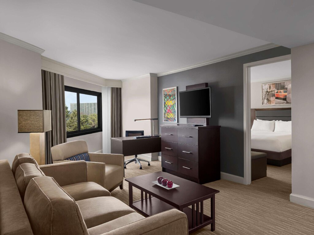 Двухместный люкс с 2 комнатами DoubleTree by Hilton Fort Lee/George Washington Bridge