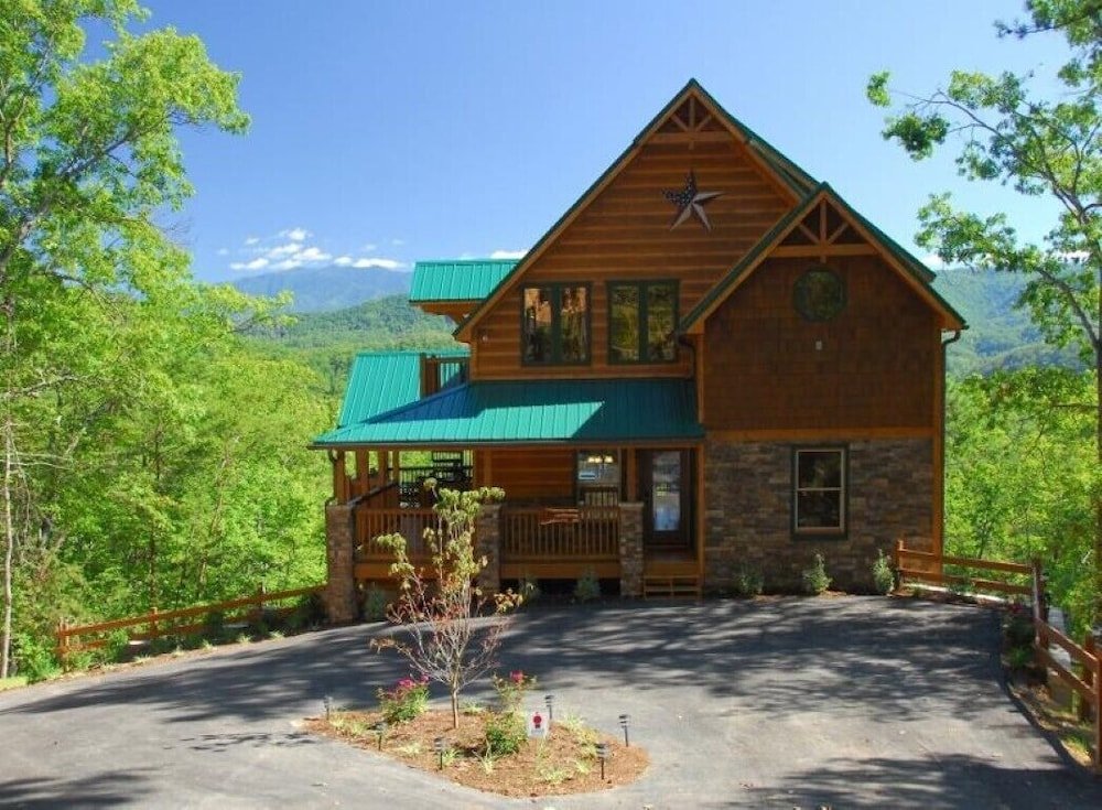 Standard room A Mountain Paradise - 3 Bedrooms, 3 Baths, Sleeps 8 Cabin by Redawning