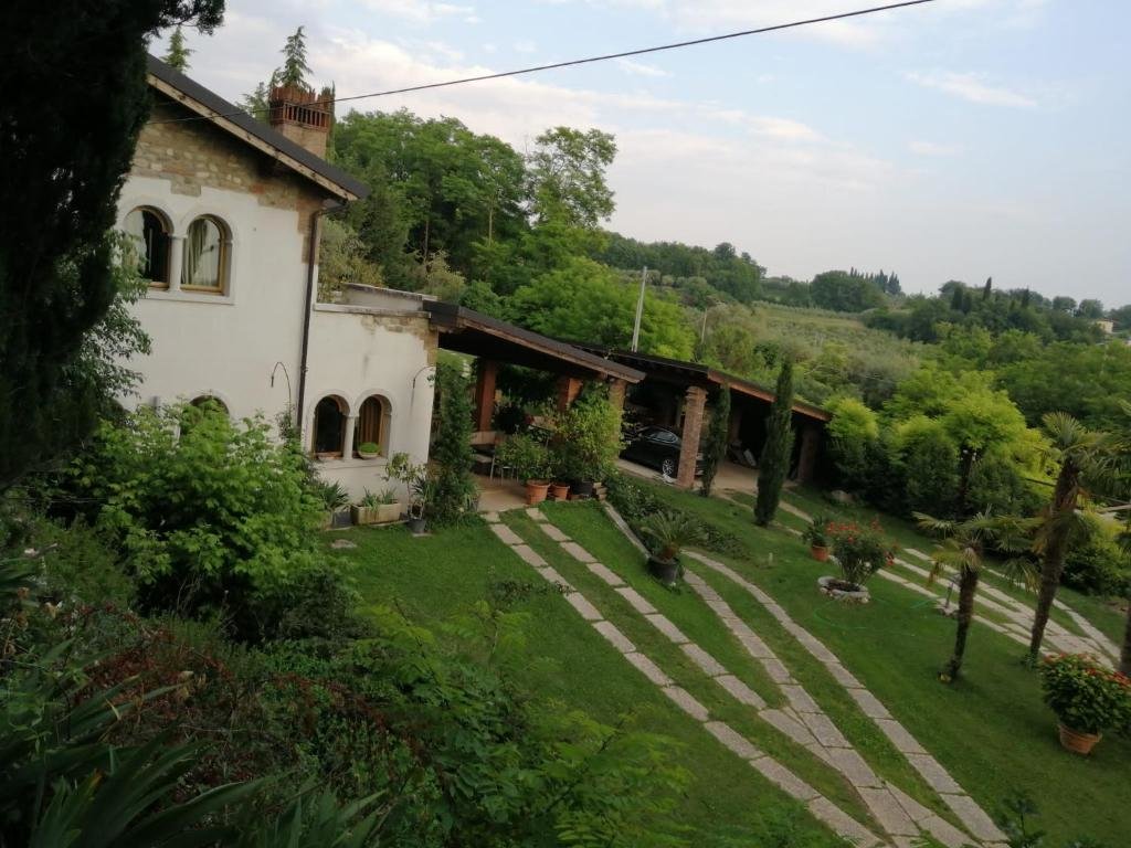 Villa Villa d'epoca sul Lago di Garda con piscina interna e parco con laghetto