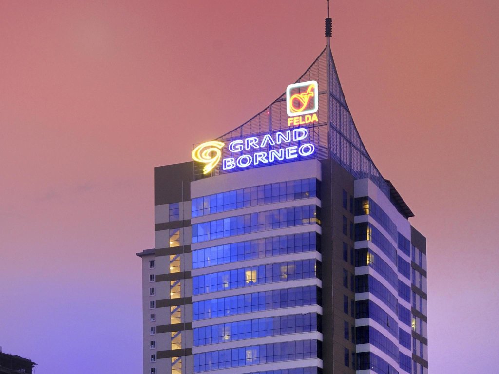 Трёхместный люкс Executive Grand Borneo Hotel