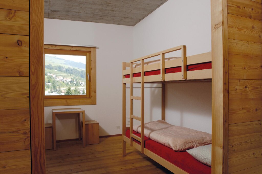 Кровать в общем номере Scuol Youth Hostel