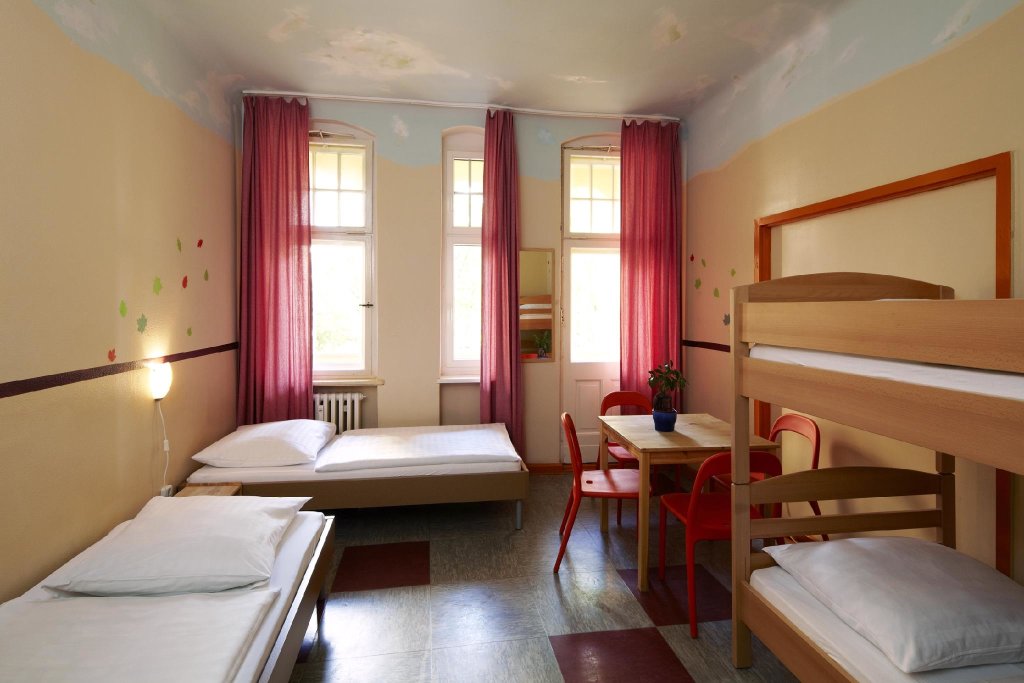 Кровать в общем номере Three Little Pigs Hostel - Your Berlin Castle