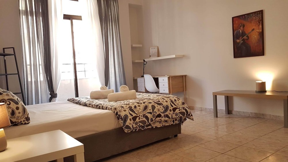 Кровать в общем номере с 6 комнатами с балконом Erra - Champagne - Athens Center